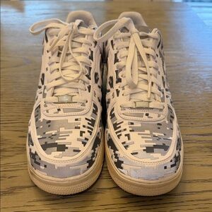 Men's Air Force 1 Low Pixle Shoes in Gray and White